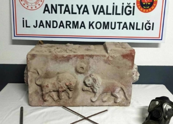 Antalya'da çocuk mezar taşları ele geçirildi