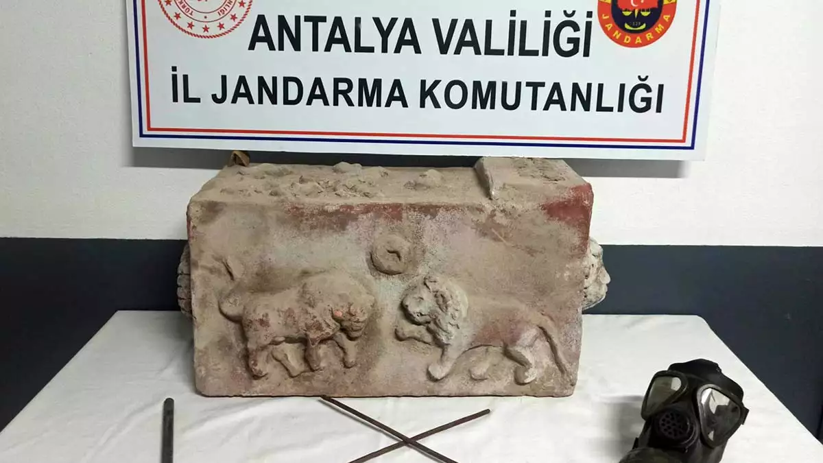 Antalya'da çocuk mezar taşları ele geçirildi