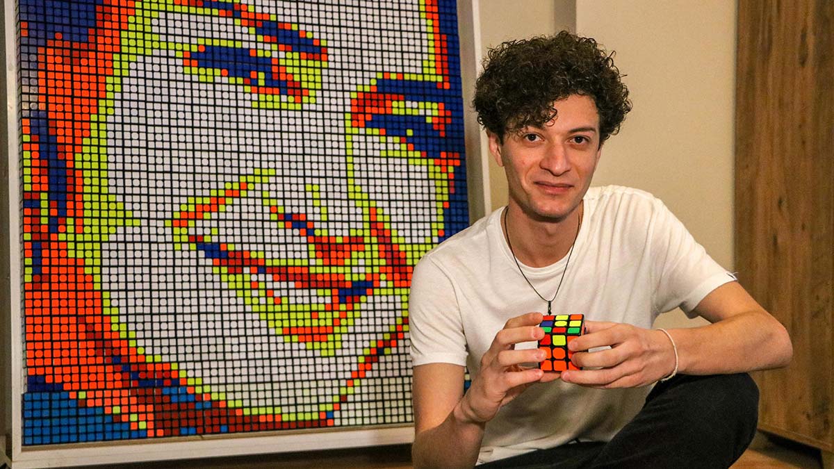 Rubik küplerle portreler yapıyor