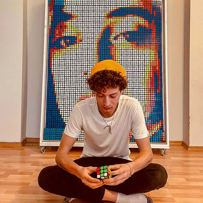 Rubik küplerle portreler yapıyor