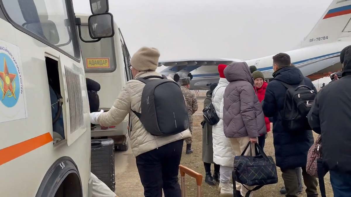 25 Rus vatandaş Kazakistan'dan tahliye edildi