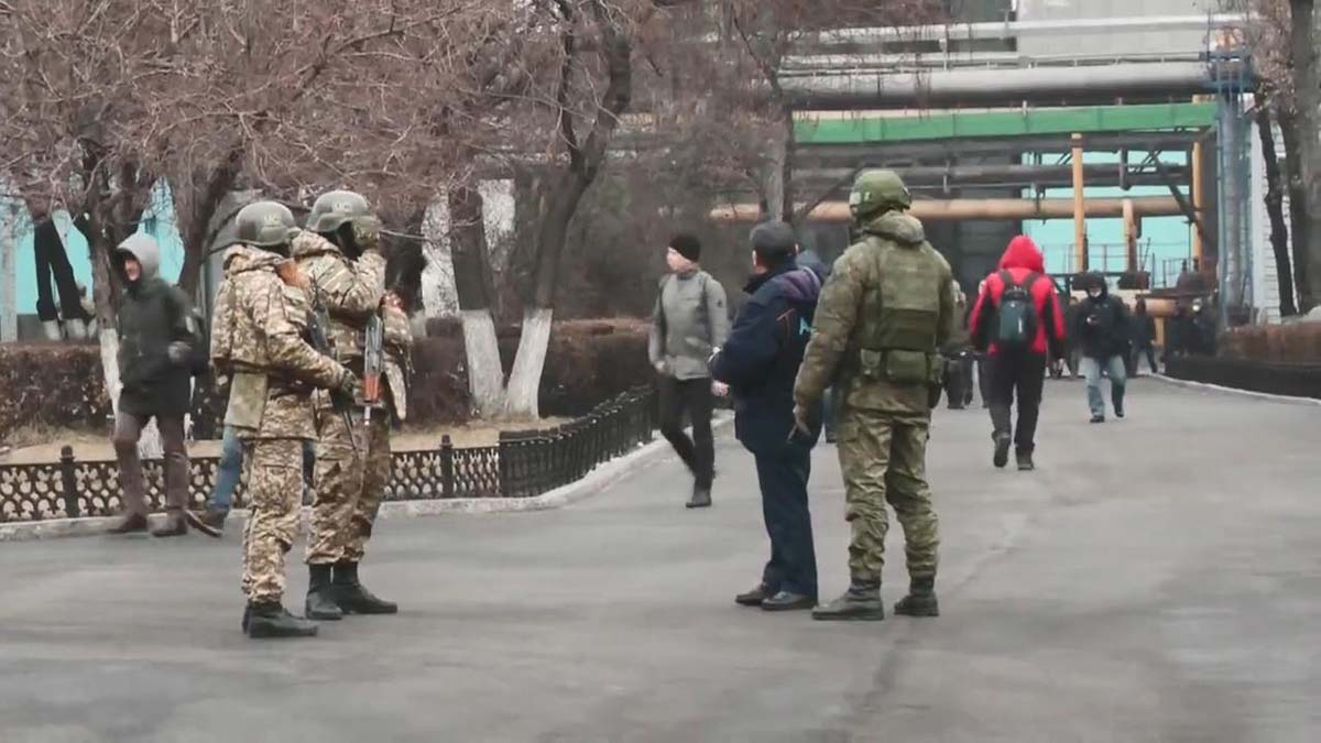 Kazakistan'dan tahliye devam ediyor