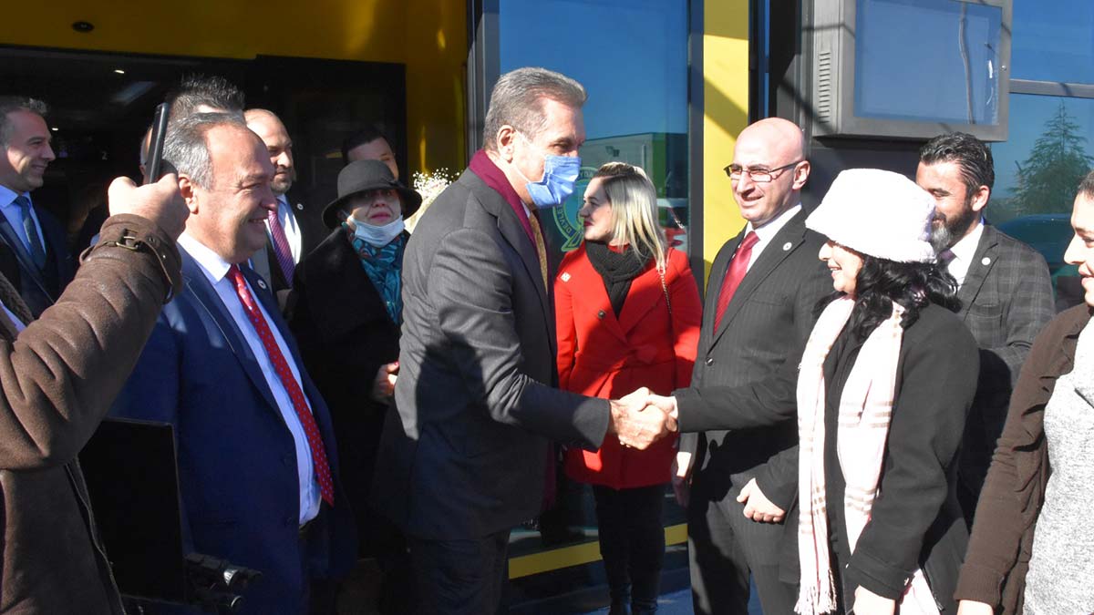 Türkiye Değişim Partisi (TDP) Genel Başkanı Mustafa Sarıgül, "Bugün pırlantadan alınmayan verginin ekmekten alınmasını, pırlantadan alınmayan verginin şekerden alınmasını doğru bulmuyoruz" dedi.