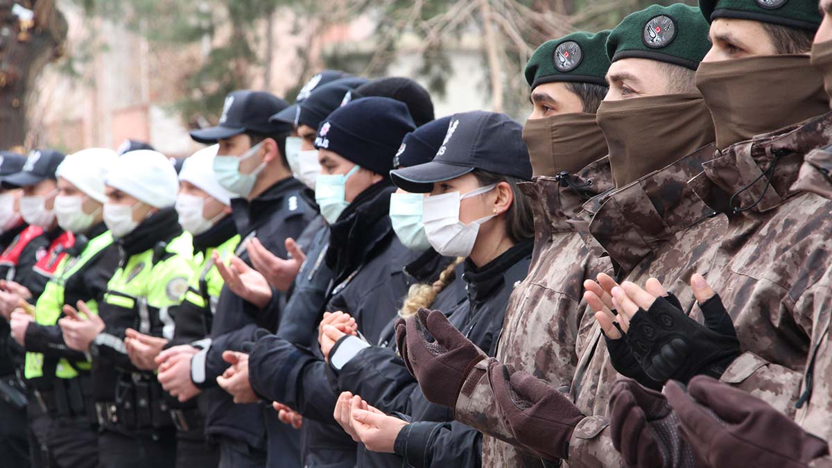 Diyarbakır Emniyet Müdürü Ali Gaffar Okkan ve mesai arkadaşları 5 polis memuru, şehit edilmelerinin 21'inci yıl dönümünde düzenlenen törenle anıldı.