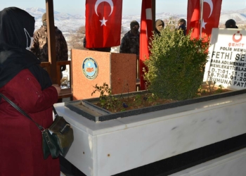 İzmir Adliyesi'ne yönelik terör saldırısını önleyen ancak kendisi de çıkan çatışmada şehit olan polis memuru Fethi Sekin mezarı başında anıldı.