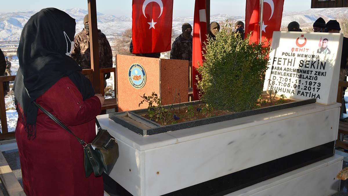 İzmir Adliyesi'ne yönelik terör saldırısını önleyen ancak kendisi de çıkan çatışmada şehit olan polis memuru Fethi Sekin mezarı başında anıldı. 