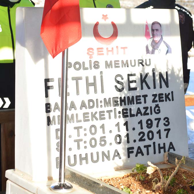 Fethi Sekin mezarı başında anıldı