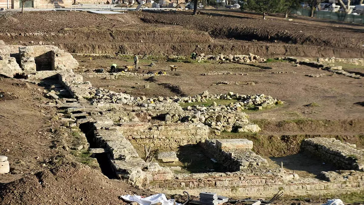 Edirne'de mimar sinan'ın ustalık eseri selimiye camisi çevresinde devam eden rekreasyon projesi kazı çalışmalarında ortaya çıkan tarihi kalıntılar, bölgede oluşturulacak arkeopark ile sergilenecek.