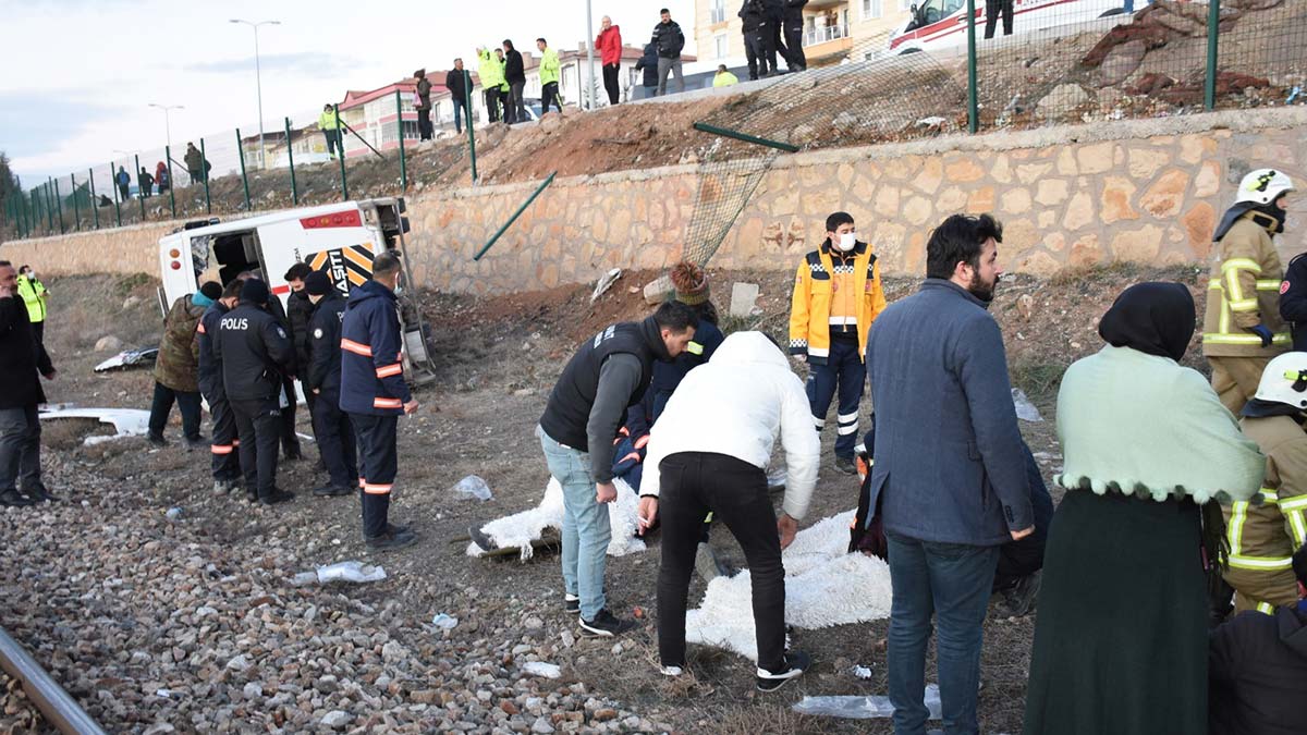 Sağlık ekiplerinin müdahale ettiği yaralılar, sedyelerle ambulanslara taşınarak çevredeki hastanelere kaldırılarak tedaviye alındı. Kazayla ilgili soru