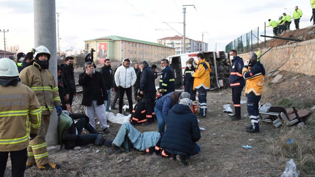 Servis midibüsü tren yoluna devrildi: 15 yaralı