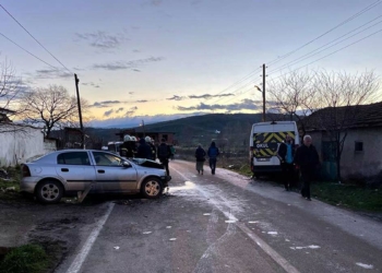 Servis minibüsü ile otomobil çarpıştı; 15 yaralı