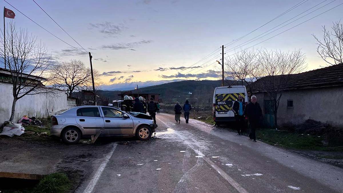 Servis minibüsü ile otomobil çarpıştı; 15 yaralı