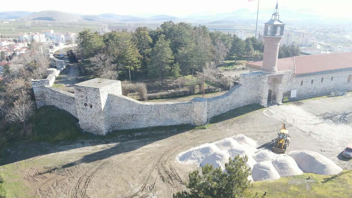 Zile Kalesi'nde çevre düzenlemesi yapılıyor