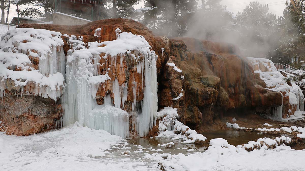 Termal suyun aktığı yapay şelale dondu