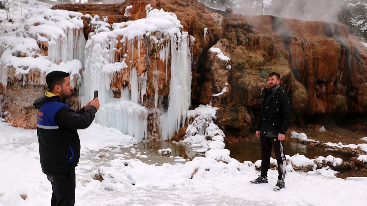 Termal suyun aktığı yapay şelale dondu