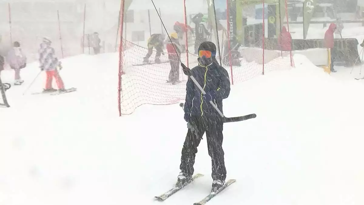 Türkiye'nin önemli kış turizmi merkezlerinden uludağ'da yoğun sis ve tipiye rağmen kayak pistleri dolup taştı.
