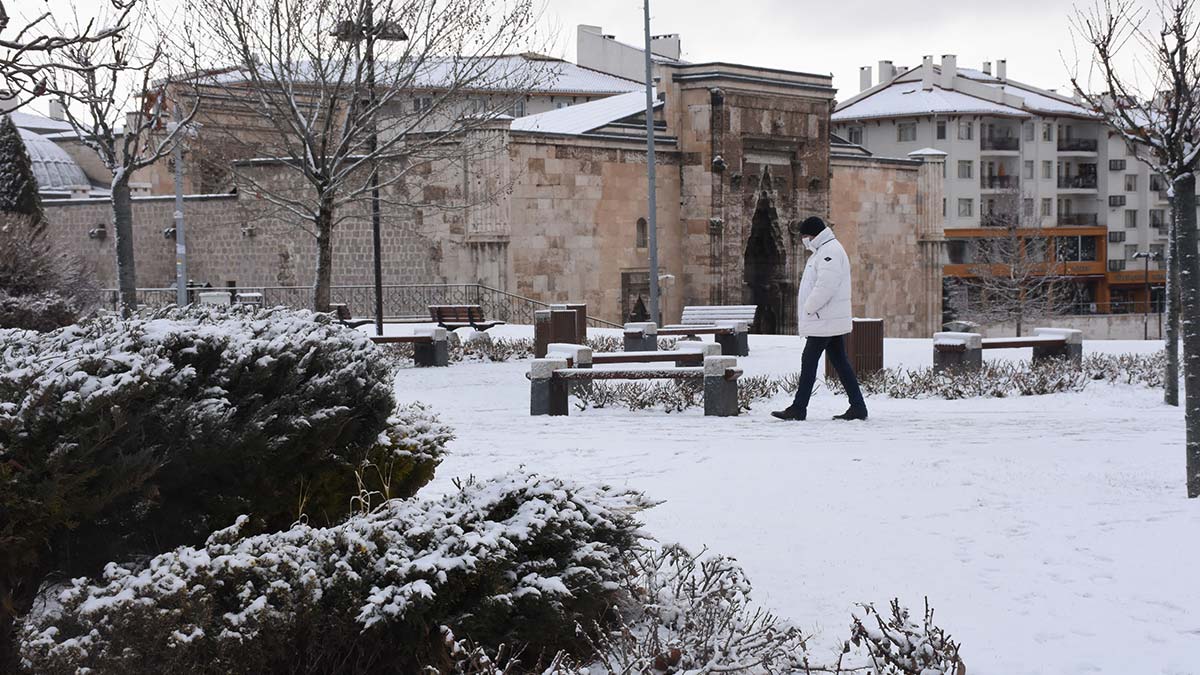 Sivas'ta 170 yerleşim yerinin yolu ulaşıma kapandı