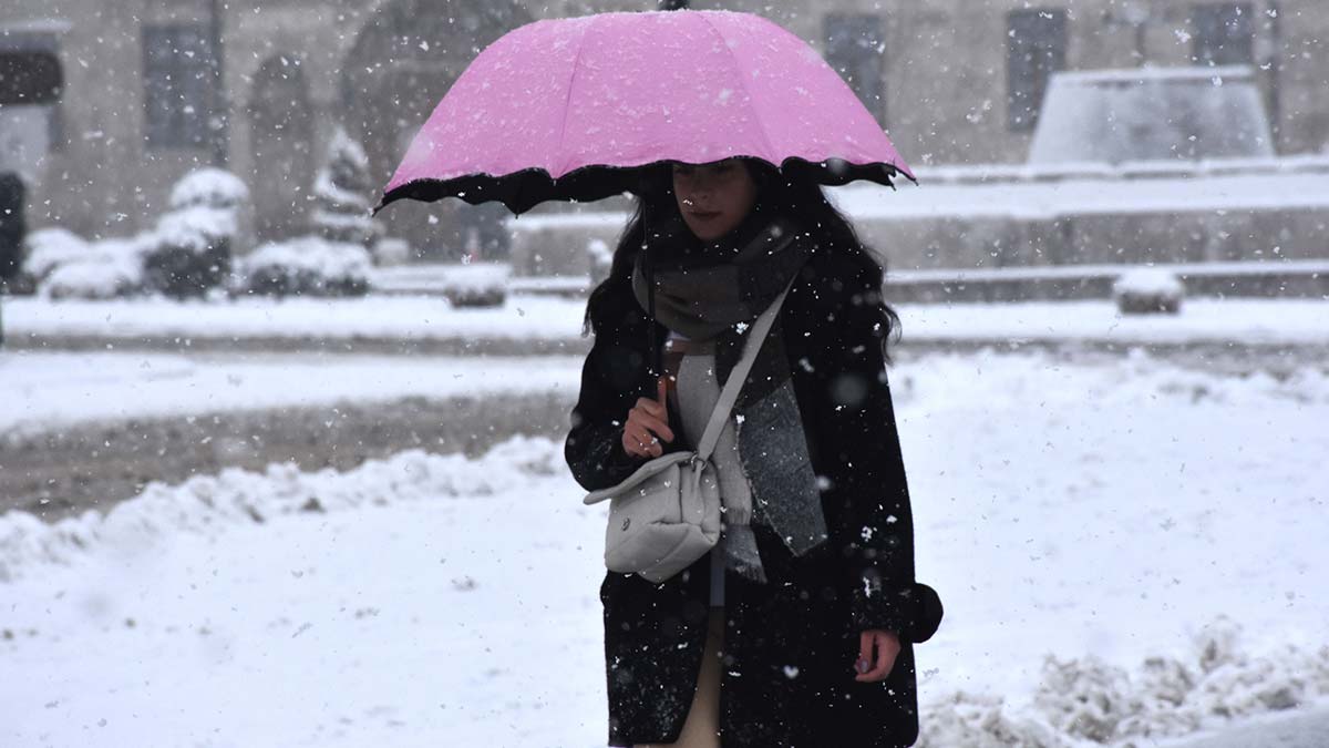 Sivas'ta kar yağışı nedeniyle yollar ulaşıma kapandı