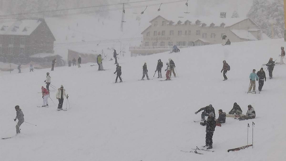 Türkiye'nin önemli kış turizm merkezlerinden Uludağ'da sömestir yoğunluğu başladı. Kar kalınlığının 105 santimetreye ulaştığı Uludağ’da sıfırın altında 14 dereceye rağmen kayak pistleri doldu.