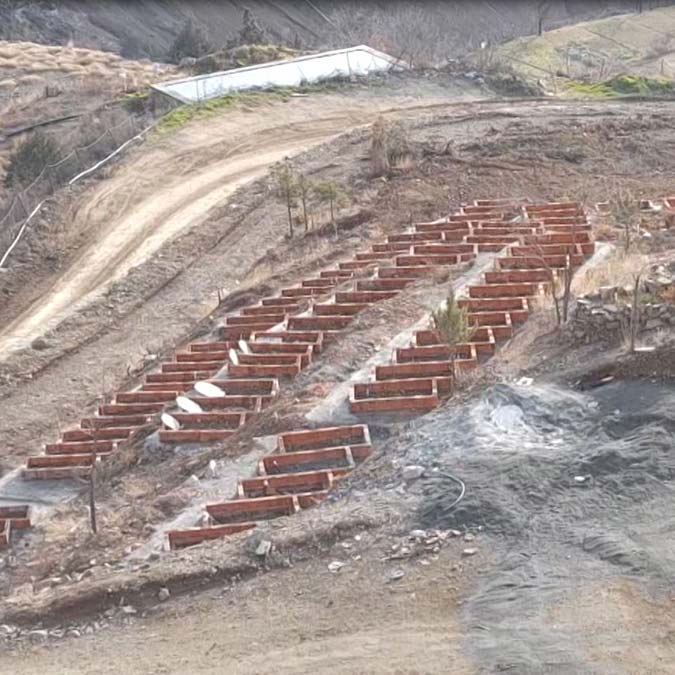 Yusufeli barajı ve hidroelektrik santrali'nin (hes) gövde inşaatının tamamlanmasıyla birlikte su altında kalacak olan yusufeli'de mezarlar taşınıyor.