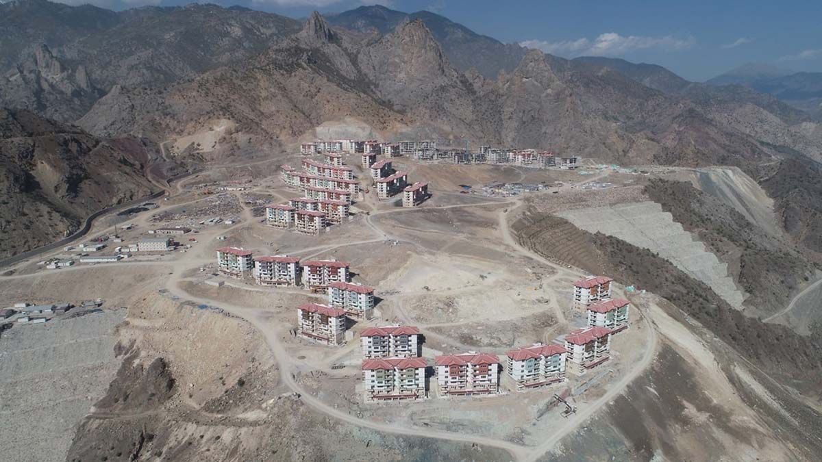 Artvin’de, Çoruh Nehri üzerinde yapılan Yusufeli Barajı'nın suları altında kalacak Yusufeli ilçesinin, 152 yıllık tarihinde 7’nci kez taşınacağı yeni yerleşim yerinde sona gelindi.