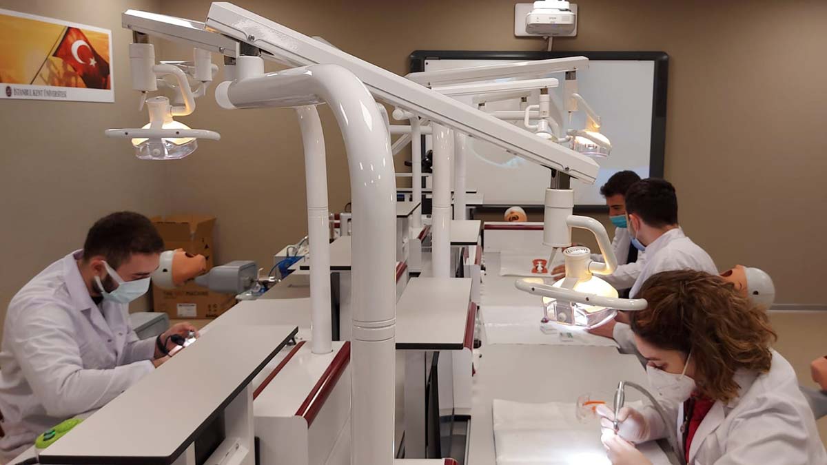 İstanbul Kent Üniversitesi, Sürekli Diş Hekimliği Merkezi’ni açtı. Diş hekimlerinin eğitim alacağı merkez 22 Ocak’ta faaliyetlerine başlayacak.