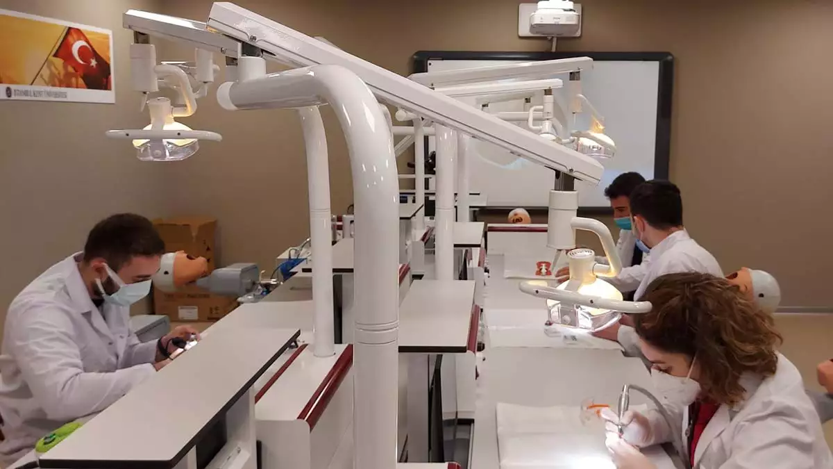 İstanbul kent üniversitesi, sürekli diş hekimliği merkezi’ni açtı. Diş hekimlerinin eğitim alacağı merkez 22 ocak’ta faaliyetlerine başlayacak.
