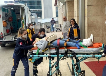 Sürücü kalp krizi geçirdi, minibüs istinat duvarına çarptı