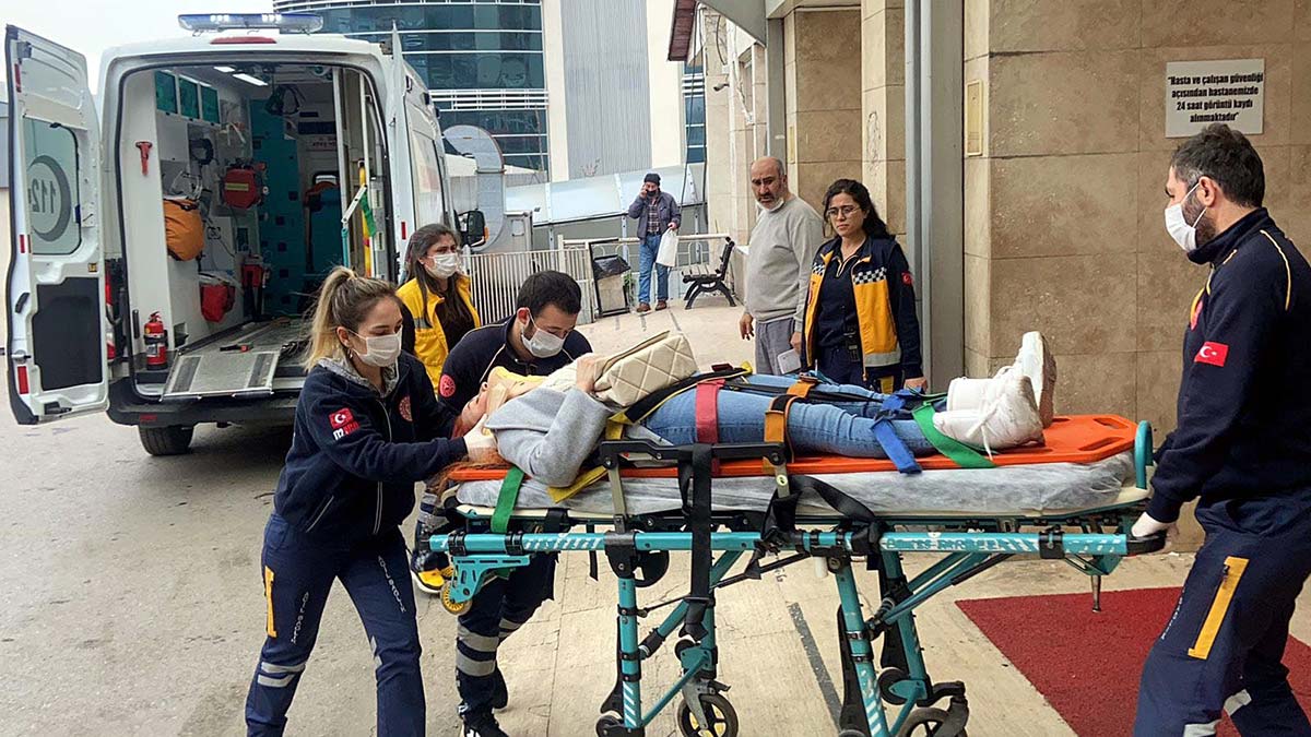 Sürücü kalp krizi geçirdi, minibüs istinat duvarına çarptı