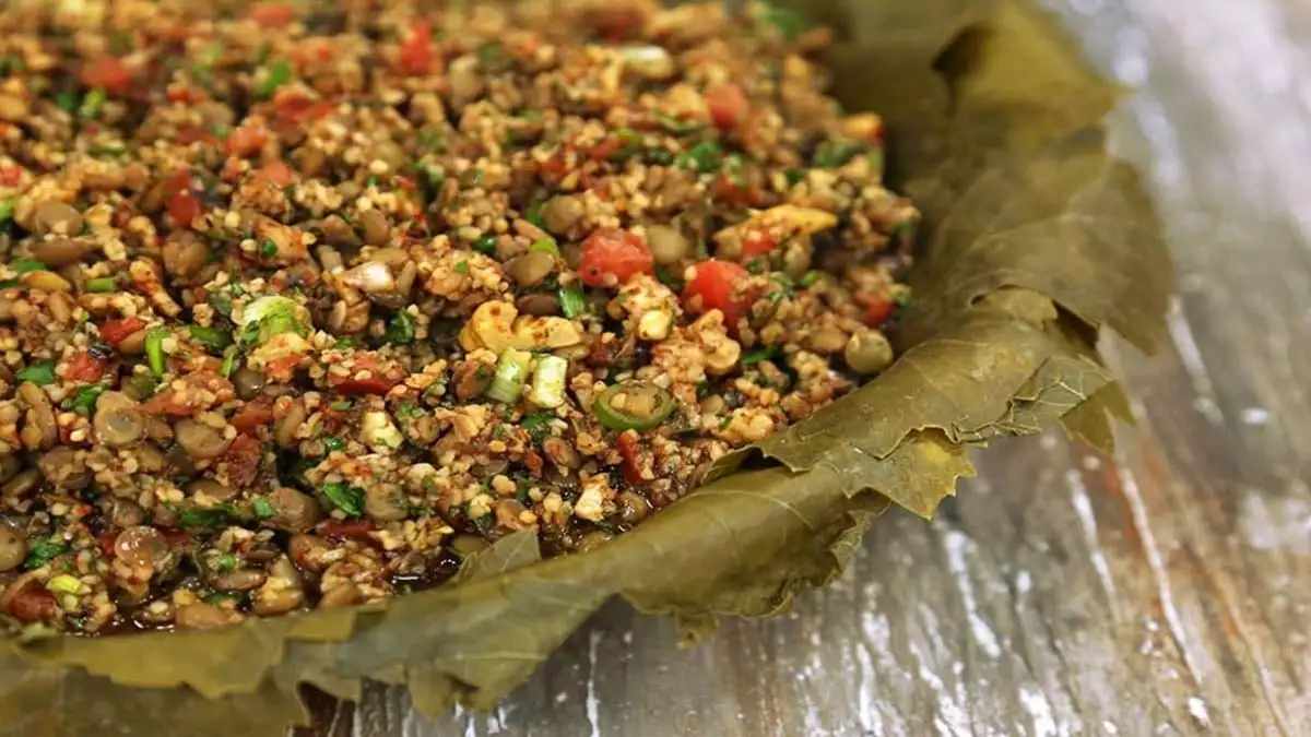 Tokat'ın yöresel lezzeti bat ; protein açısından çok değerli bir yemektir. Protein kaynağını içindeki yeşil mercimekten alıyor.