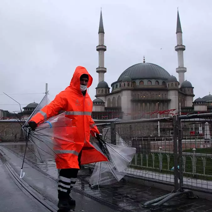 Taksim meydanı’nda sert esen rüzgar nedeniyle birçok kişinin şemsiyesi ters döndü.