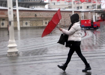 İstanbul'da yağmur ve rüzgar zor anlar yaşattı