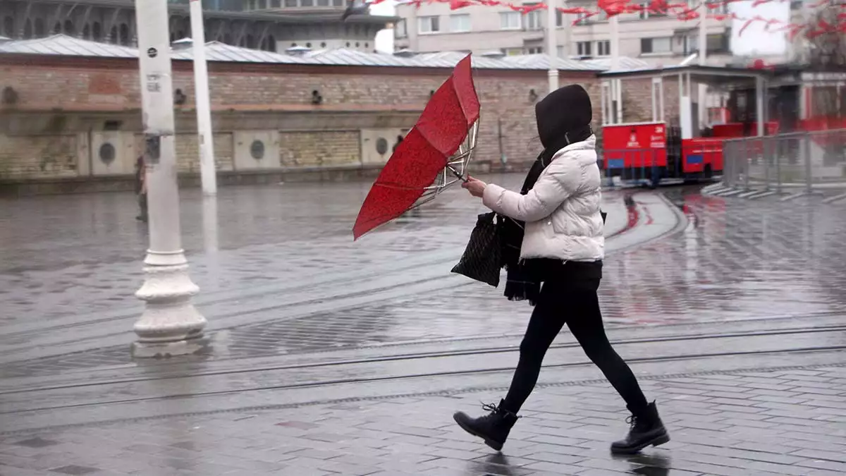 İstanbul'da yağmur ve rüzgar zor anlar yaşattı