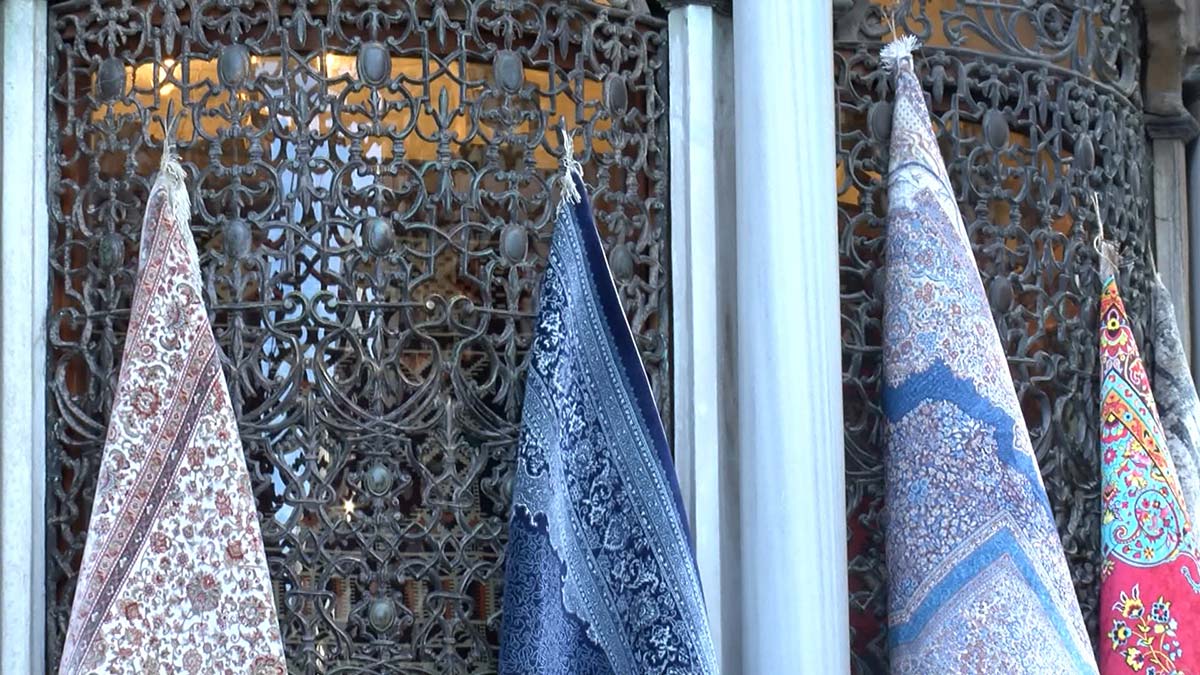 Fatih'te, Sultan I. Mahmut tarafından yaptırılan Nuruosmaniye Külliyesi sebilinin şebekeleri kilimlerle donatılmış durumda.