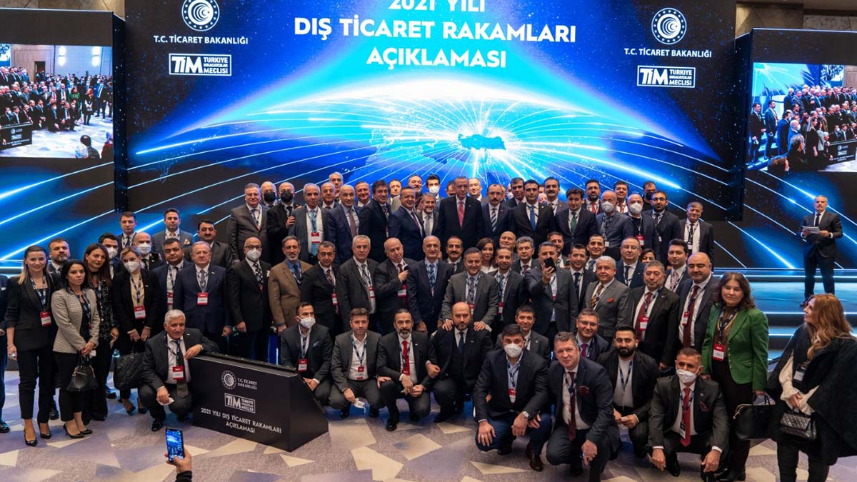 TİM Başkanı İsmail Gülle, "Yapılacak yeni yatırımlarla birlikte ihracatımızı daha yukarılara çıkaracağız. 2021 yılında ihracatın ithalatı karşılama oranı yüzde 84’e çıktı. Bu başarıyı dış ticaret fazlasına dönüştürmek için çalışacağız” dedi.