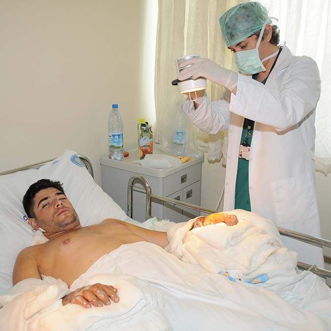 Tıp tarihine geçen çiftçi, zeytin çırpma makinesi kullanıyor