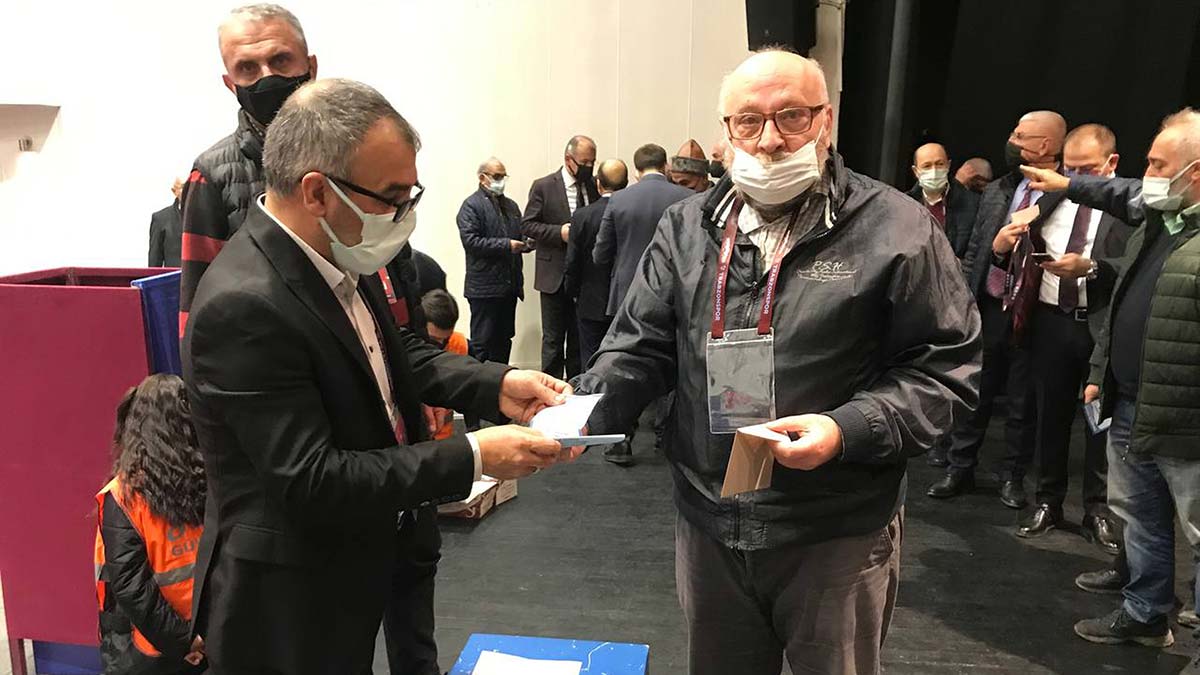 Trabzonspor Başkanı Ahmet Ağaoğlu, Trabzonspor Kulübü’nün ertelenen 48'inci Seçimli Divan Genel Kurulunda konuştu, "Birlikte hareket etmezsek başarıyı yakalayamayız" dedi.