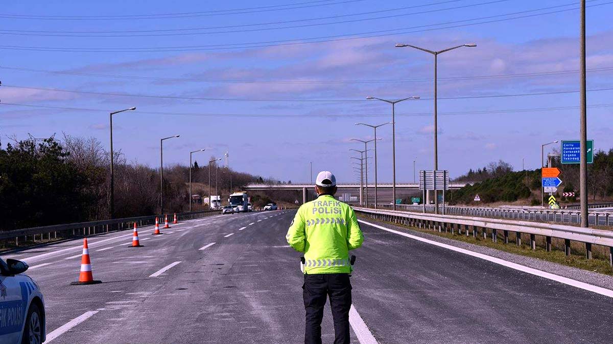 Karayolları Genel Müdürlüğü'nün (KGM) dünkü duyurusunun ardından bugün de Trakya'dan İstanbul'a araç geçişine izin verilmiyor.