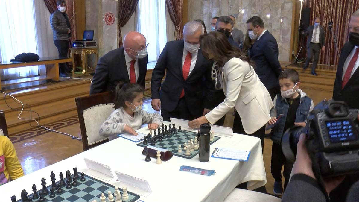 Türkiye Satranç Federasyonu (TSF) Başkanı Gülkız Tulay, çocukların Meclis çatısı altında satranç oynamasının çok önemli olduğunu belirterek, "Protokol kapsamında yüce Meclis'in içinde bir 'bahçe satrancı' kuracağız" dedi.