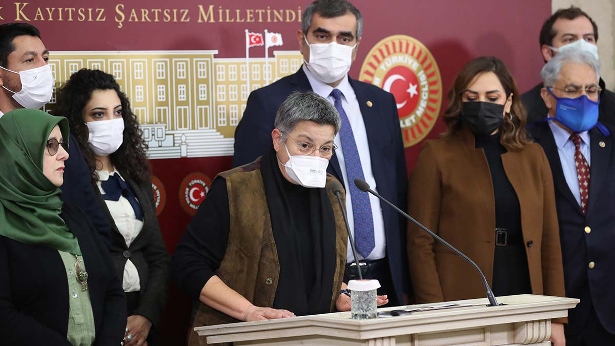 TTB ile CHP'li vekillerden TBMM'de basın toplantısı