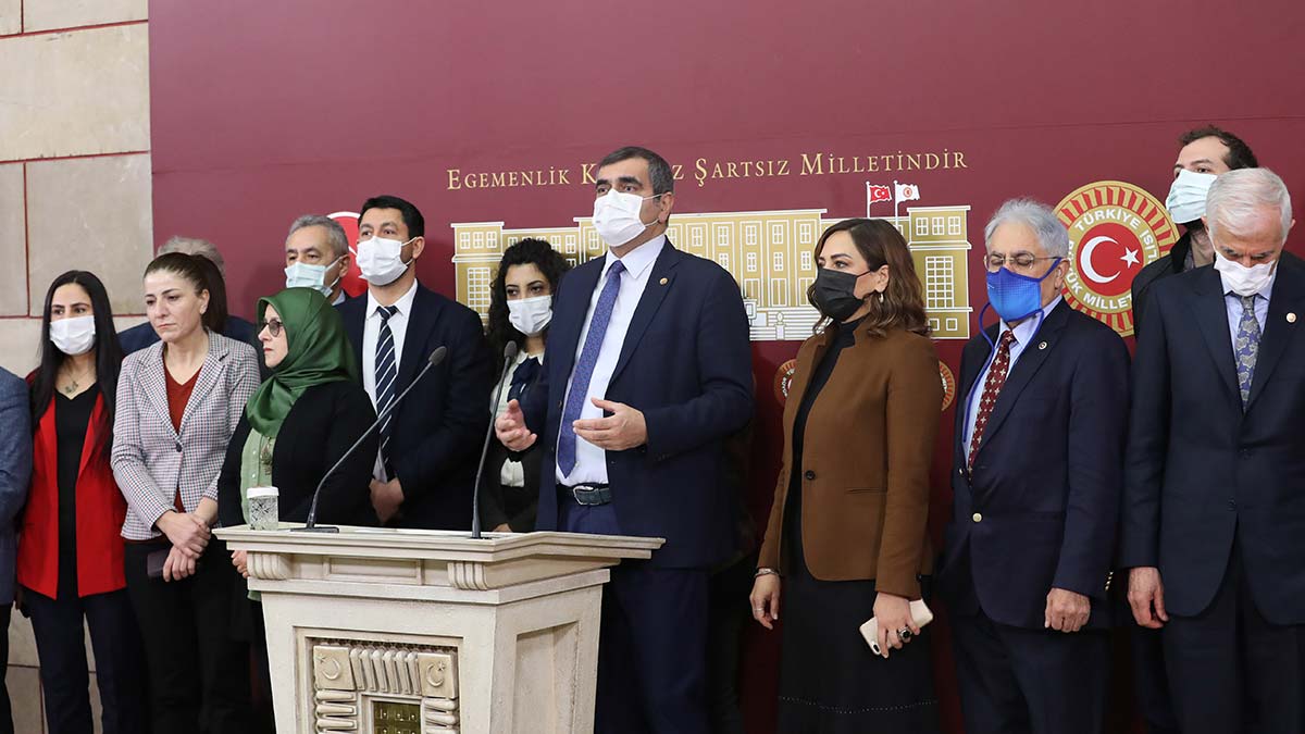 TTB ile CHP'li vekillerden TBMM'de basın toplantısı