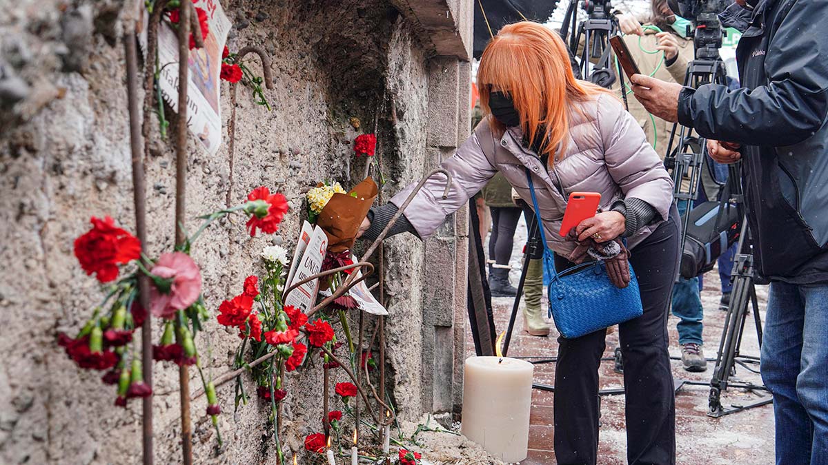 Gazeteci ve yazar Uğur Mumcu ölümünün 29'uncu yılında bombalı suikasta uğradığı Ankara'daki evinin önünde karanfillerle anıldı.