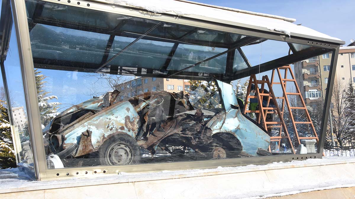 Uğur Mumcu'nun otomobili sergileniyor