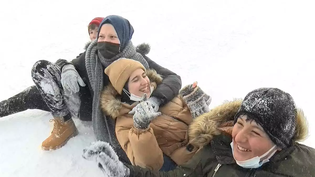 Kış turizminin gözde kayak merkezlerinden uludağ'da kayak pistlerinde yürüyüş yaparak selfie çekinen ya da kızak ve poşetle kayan tatilciler, hem kendi hem de kayakçıların can güvenliklerini tehlikeye atıyor.
