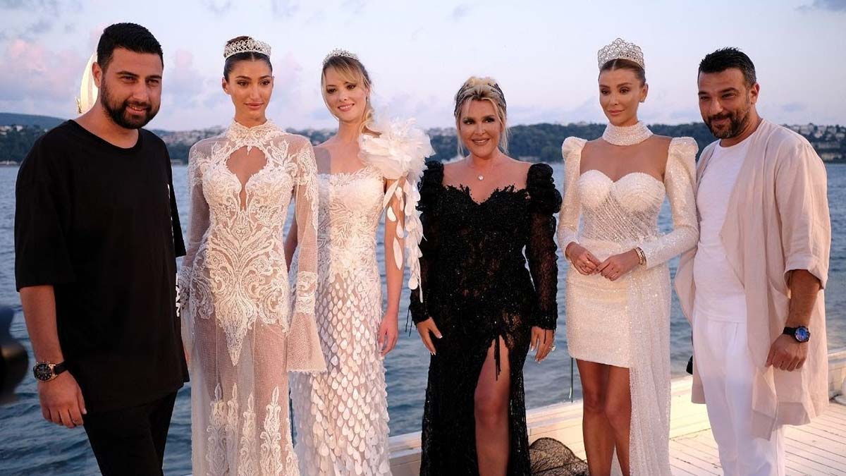 Duman kardeşler ayakta alkışlanan defilelere imza attı