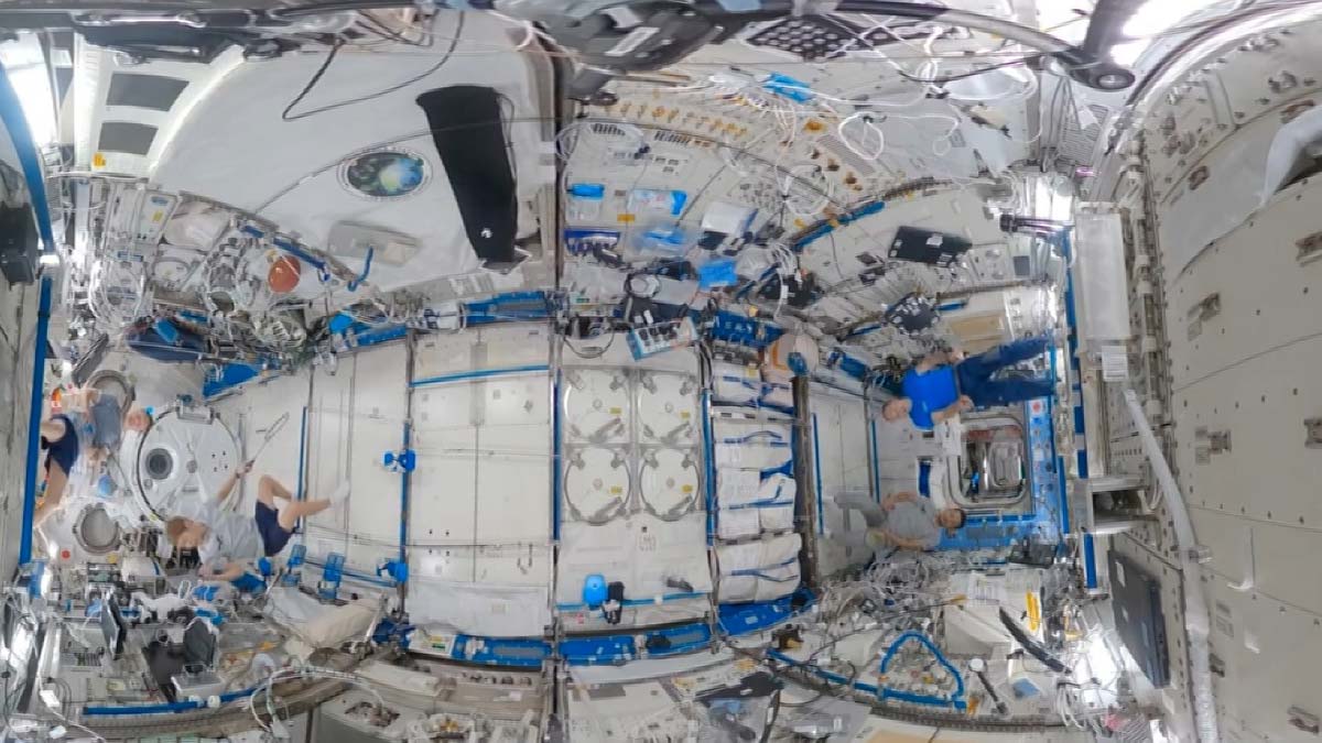 Uzayda badminton oynadı