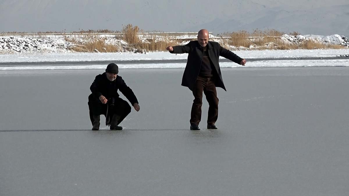 Van Gölü buzla kaplandı