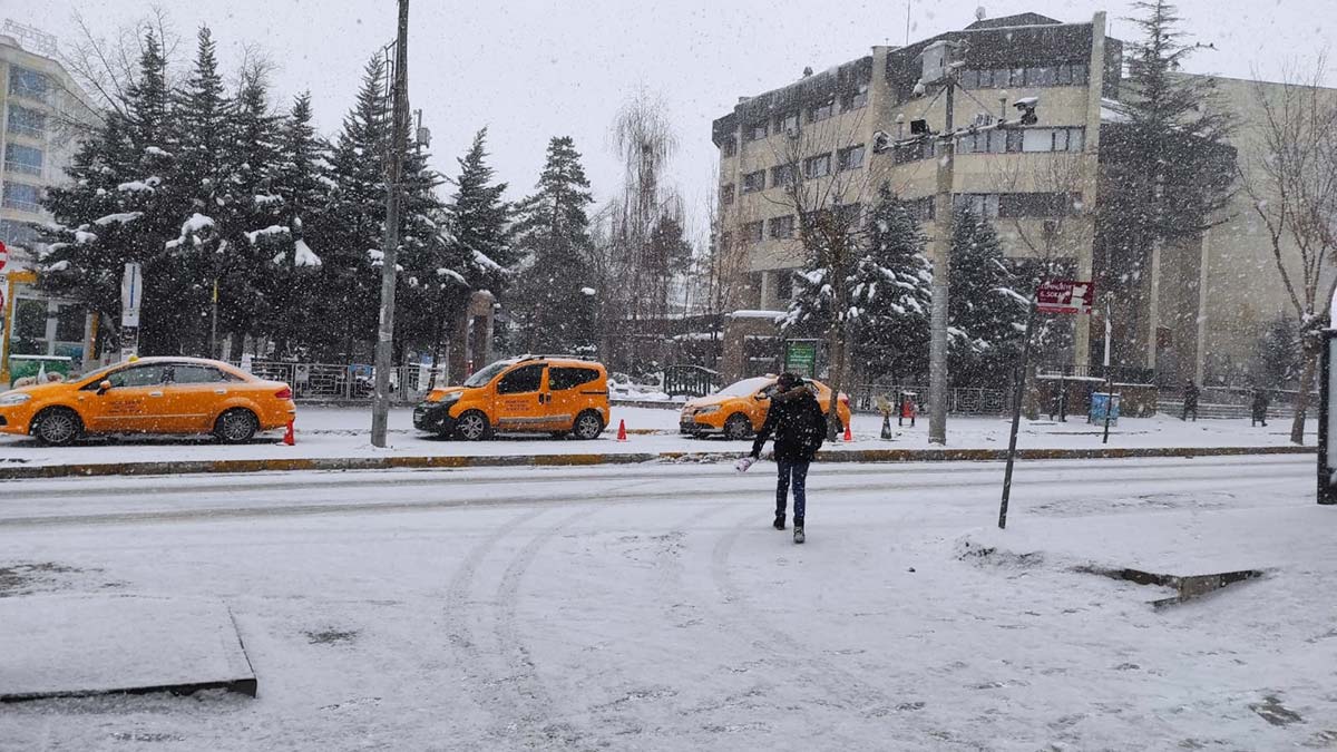 Van'da 1018 yerleşim yerine ulaşım yok