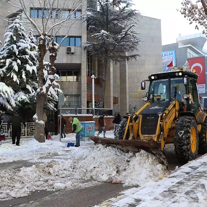 Van'da 5 ilçede okullar tatil edildi