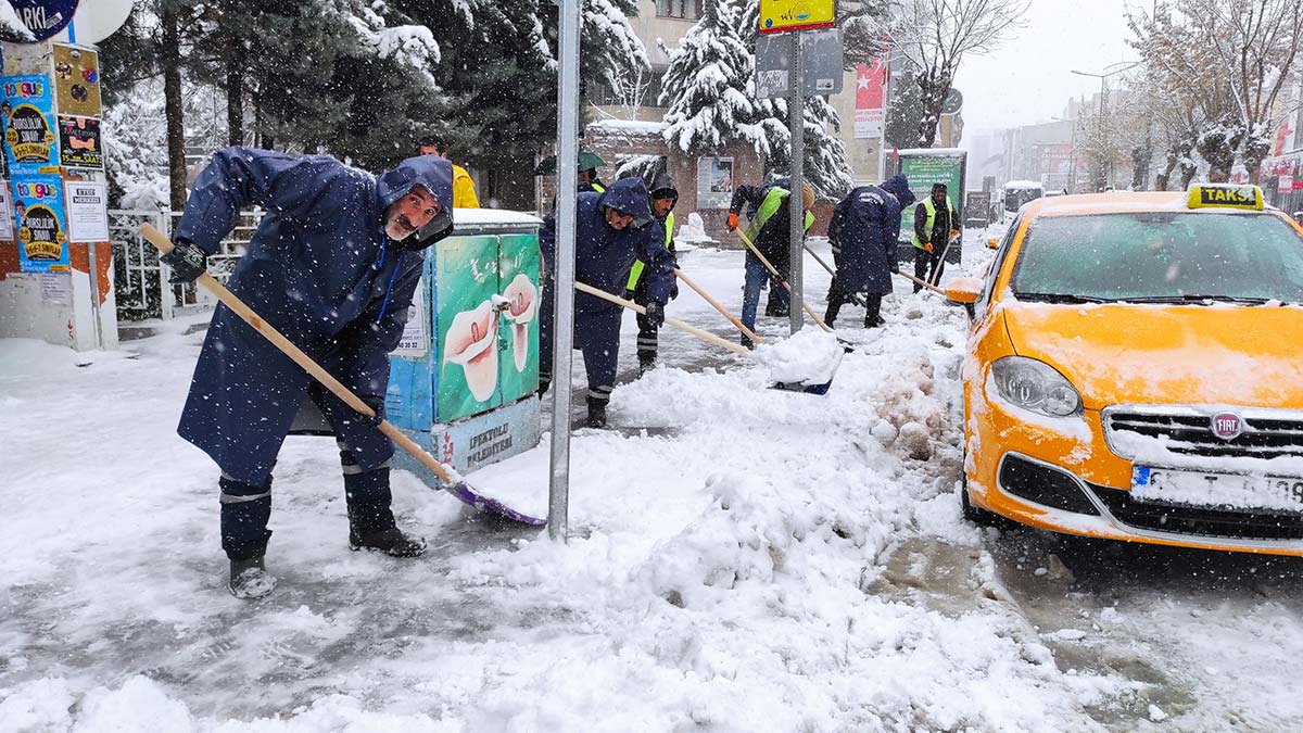 Van'da ortaokul ve liseler tatil edildi